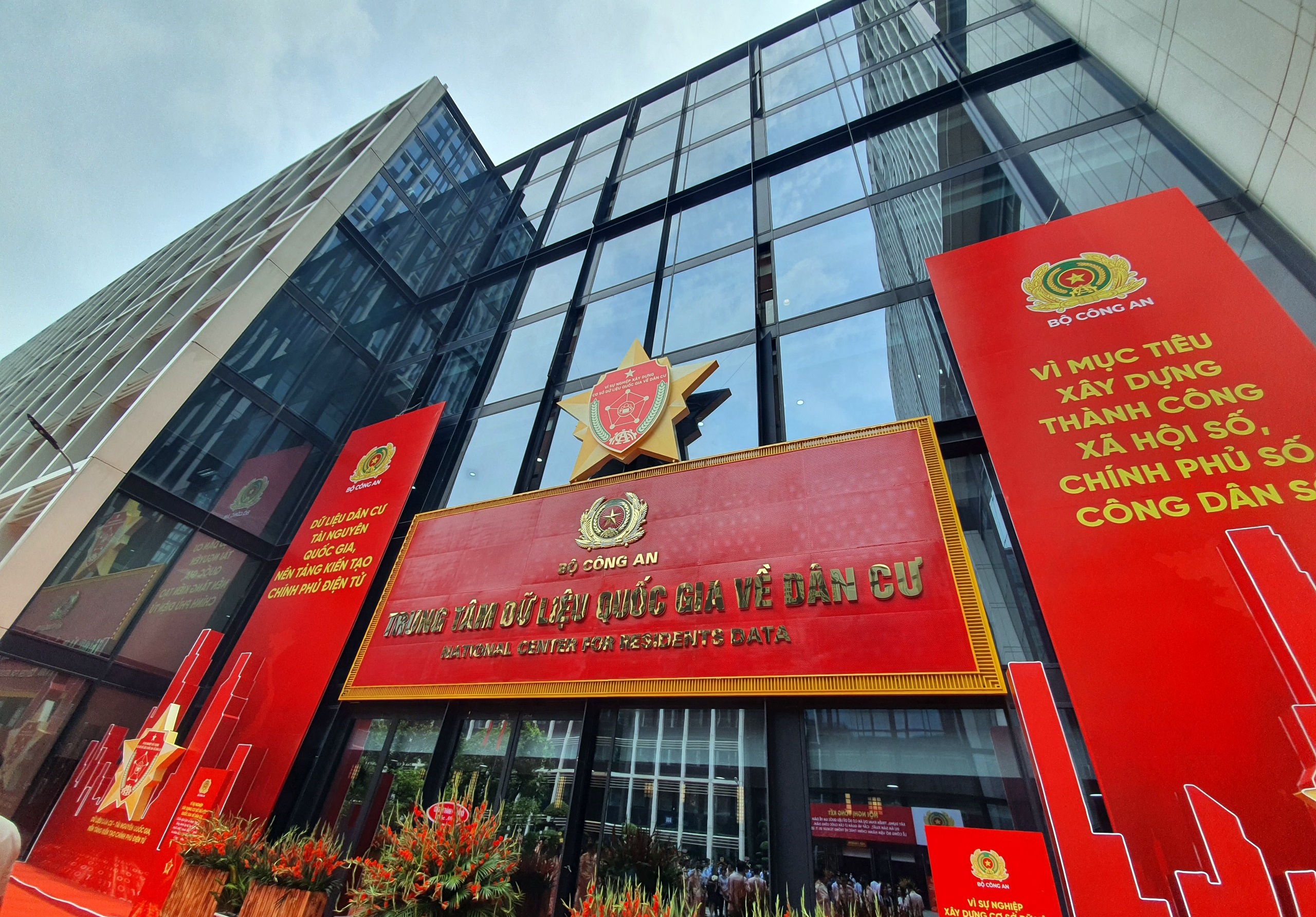 Can cuoc cong dan gan chip anh 2