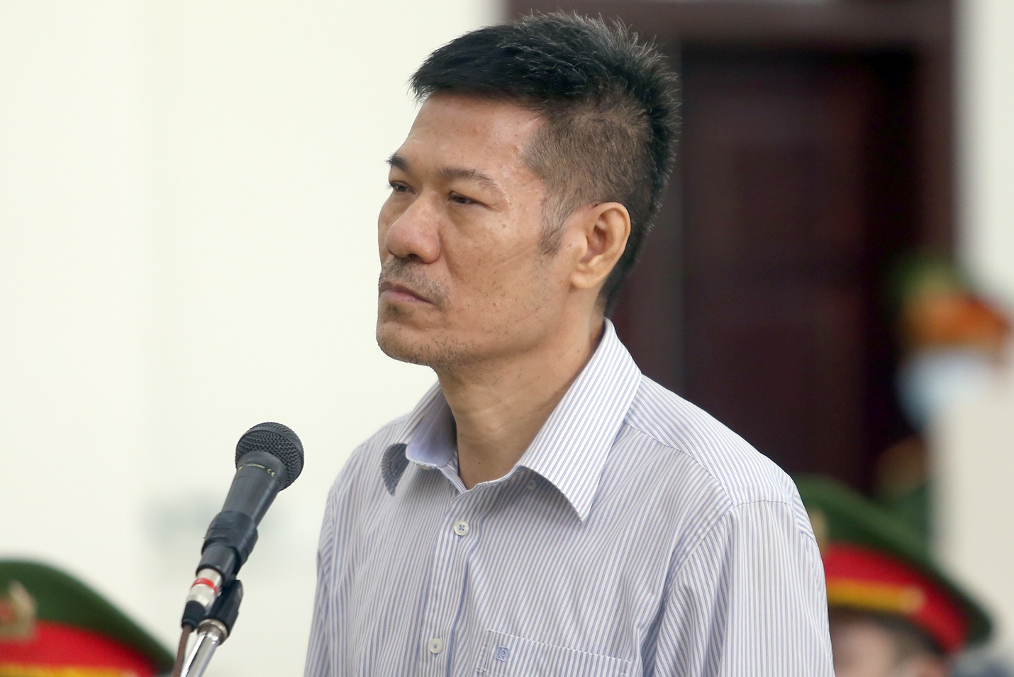 Hon 430 bac si xin giam an cho cuu Giam doc CDC Ha Noi hinh anh