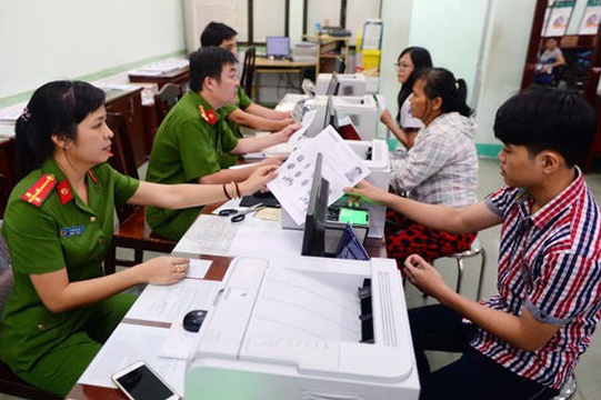 Nguoi dan can mang gi khi di dang ky cu tru o cong an cap xa? hinh anh