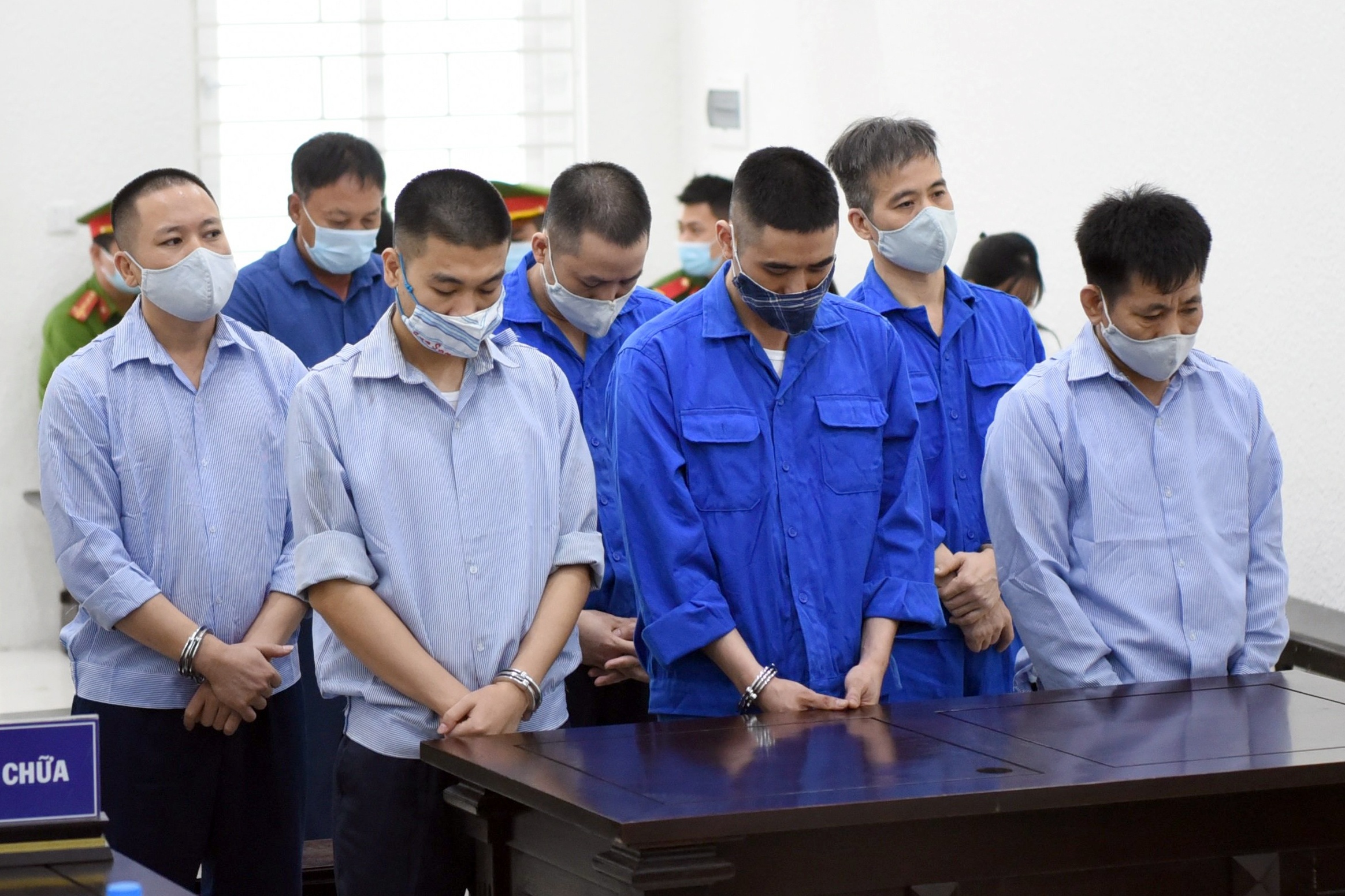 Phat tu nhom thanh tra giao thong nhan hoi lo hinh anh