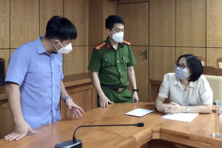 Khoi to nu can bo Cuc Thue tinh Bac Giang hinh anh