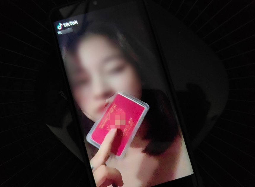 TikToker khoe 'the can bo' luc gian cach bi phat 12,5 trieu hinh anh