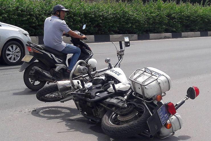 Dai uy cong an bi thuong khi truy duoi nhom vi pham giao thong hinh anh