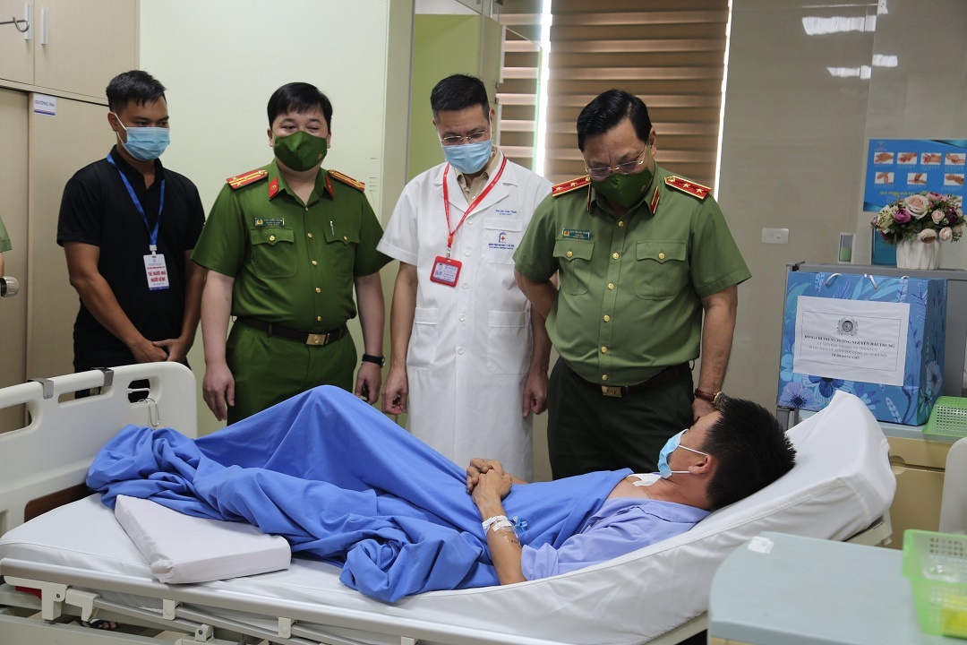 Tài xế tông cảnh sát ảnh 1 Tai xe tong canh sat anh 1