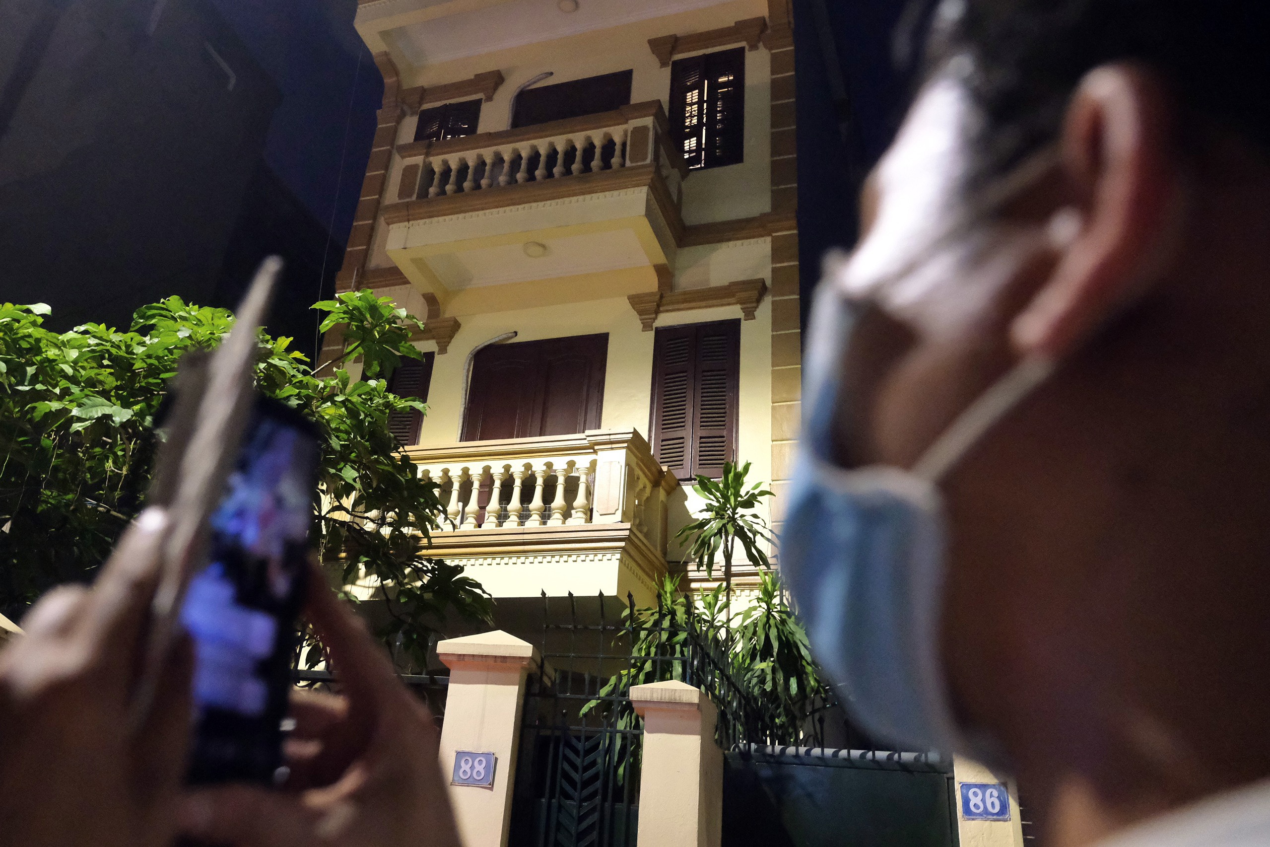 Gia dinh ong Nguyen Duc Chung bi ke bien nhieu can ho, nha dat hinh anh