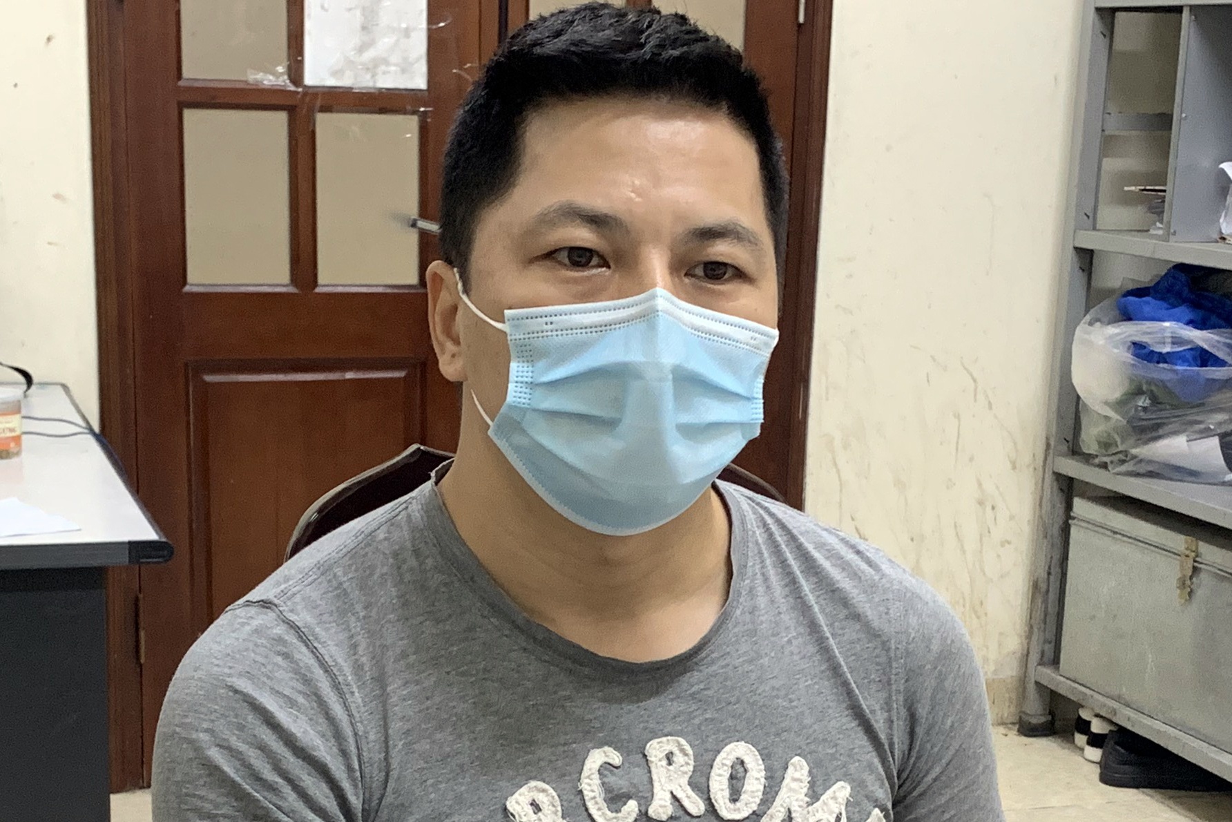 Tong giam doc tron truy na bi bat khi den ngan hang hinh anh