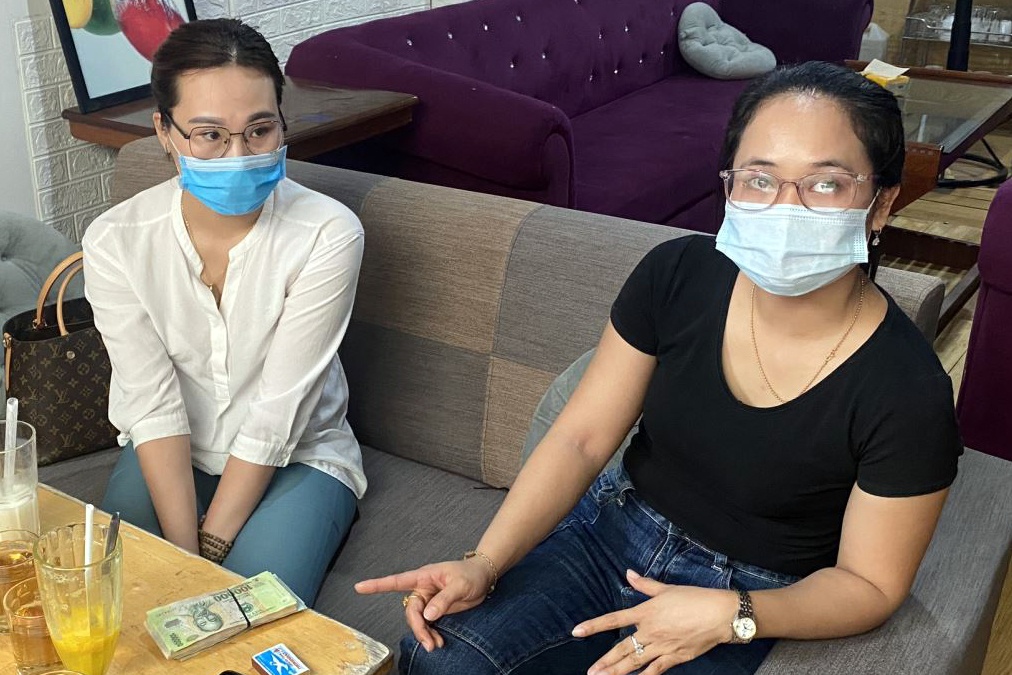 Hai phu nu bi cao buoc tong tien chu co so tham my hinh anh