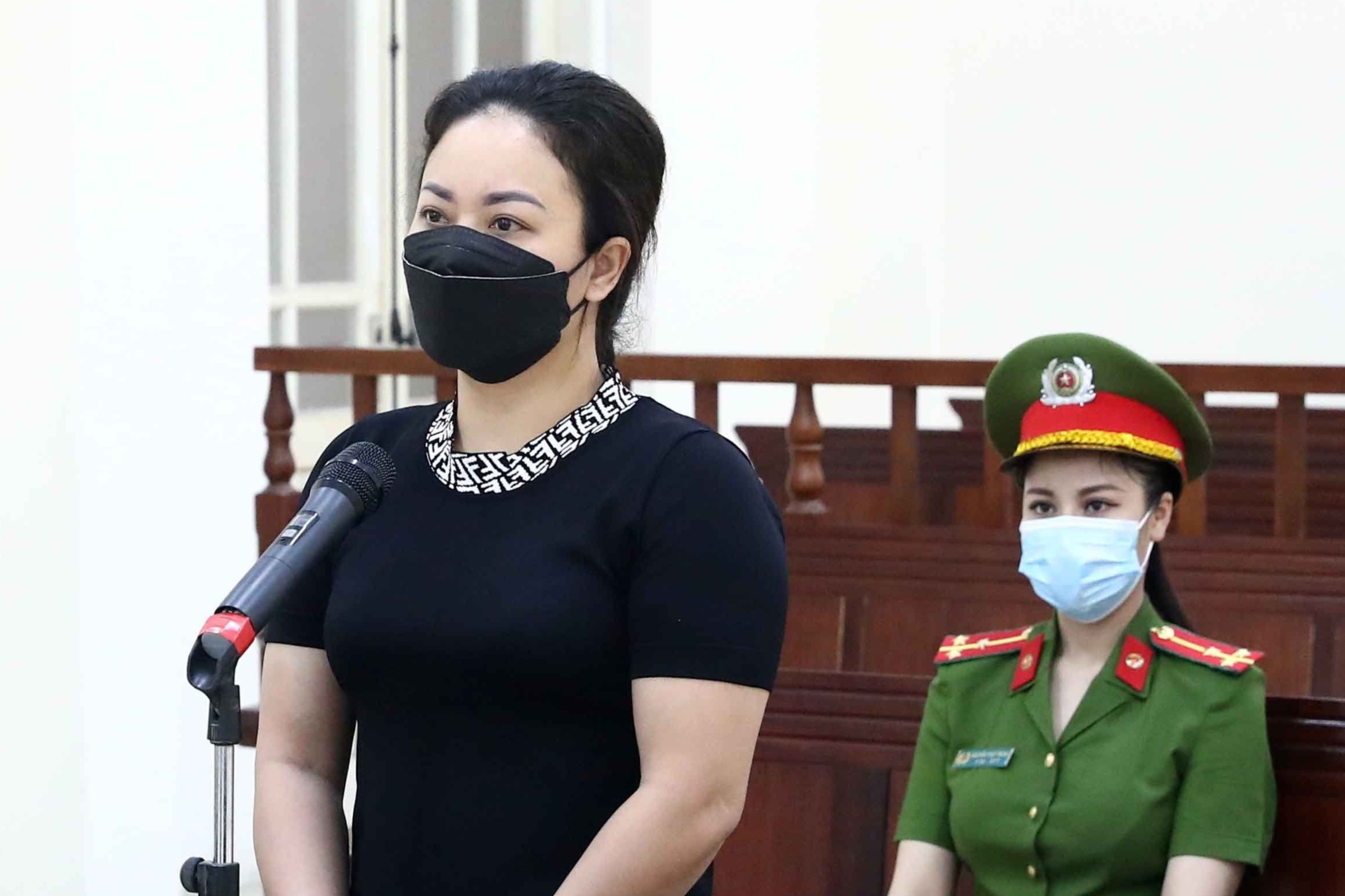 Xet xu nu chu quan karaoke chong doi canh sat hinh anh