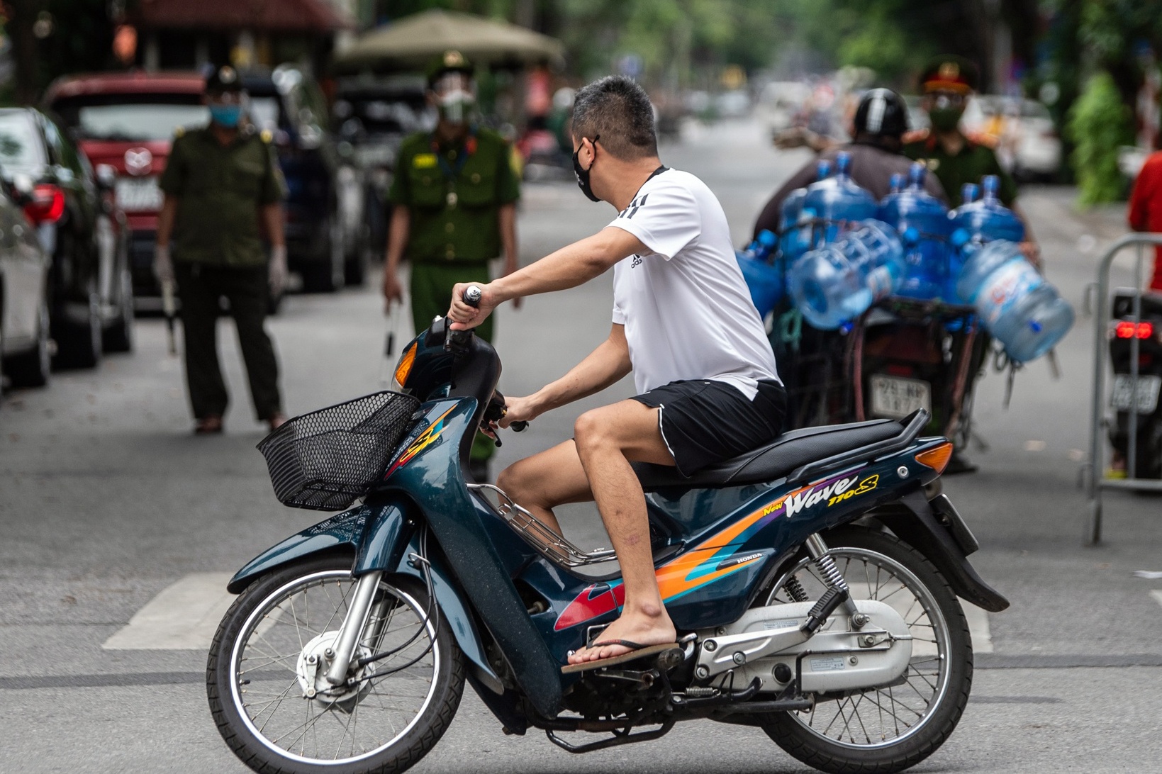 Cong an Ha Noi lap them 6 to kiem tra co dong manh hinh anh