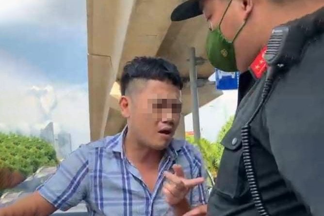 Lai xe SH ra duong luc gian cach bi phat 11 trieu hinh anh