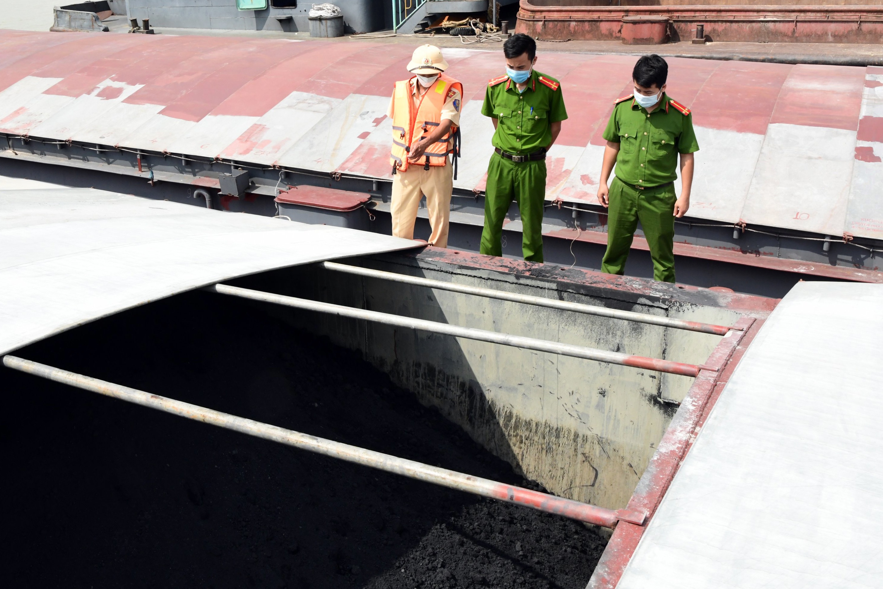 Pha duong day van chuyen 1.300 tan than lau hinh anh