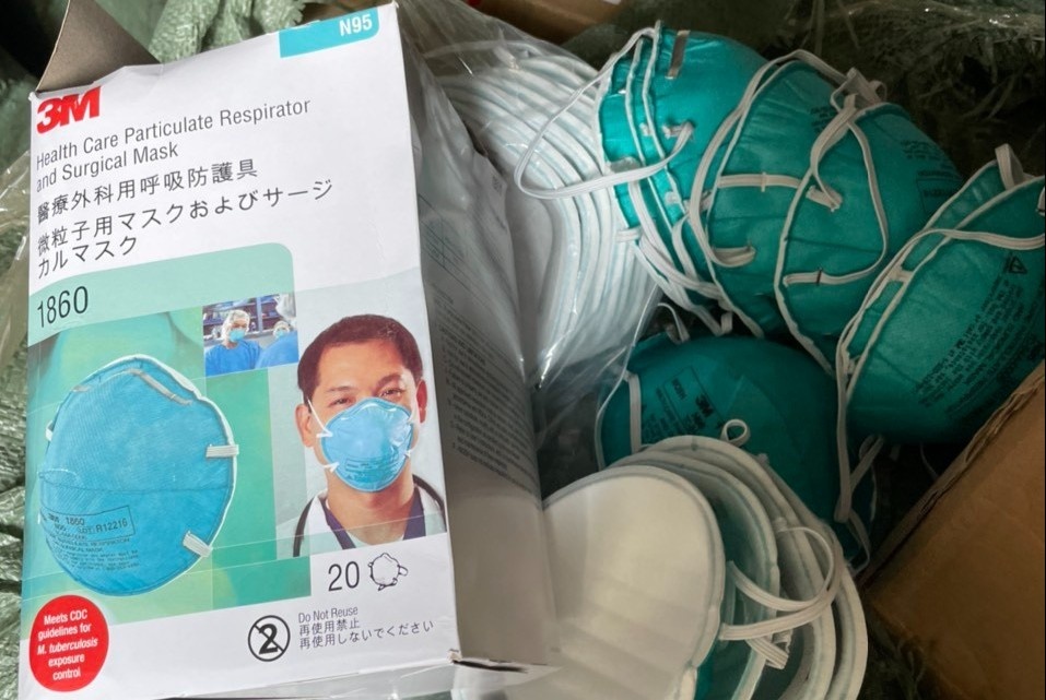 Phat hien hon 20.000 khau trang 3M bi lam gia hinh anh