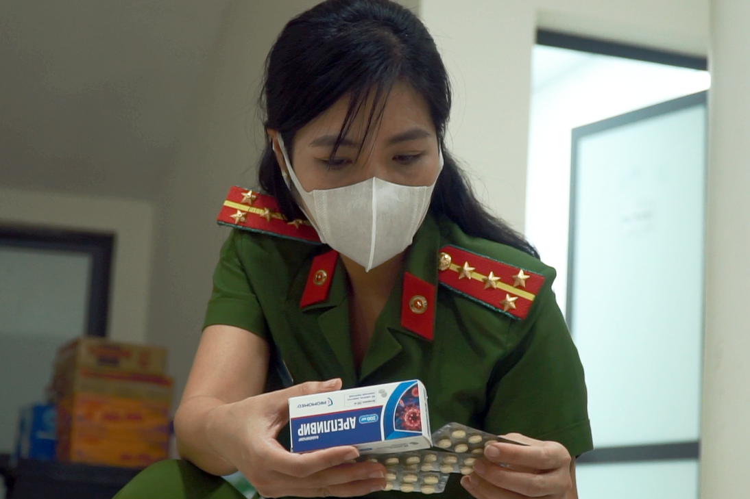 Tam giu 500 hop thuoc tri Covid-19 chua duoc cap phep hinh anh