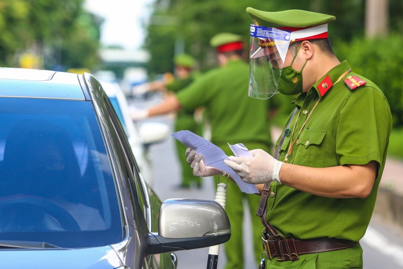 Cong an Ha Noi de xuat 6 nhom duoc cap giay di duong hinh anh