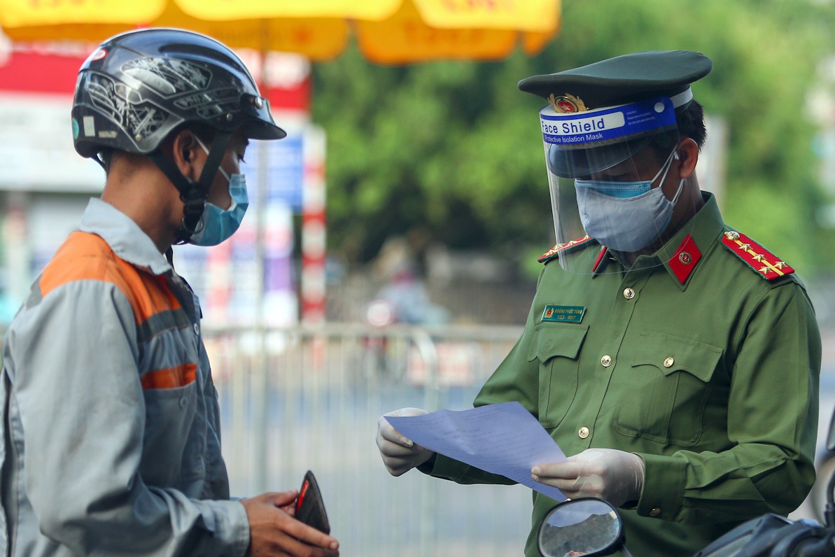 Cong an Ha Noi cap giay di duong the nao? hinh anh