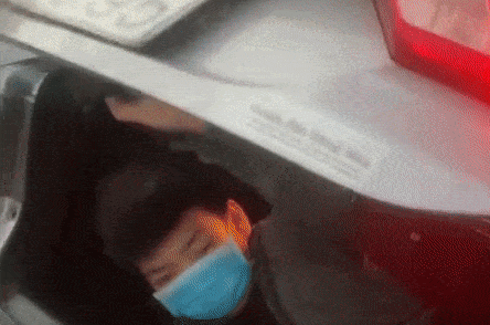 Be trai nam trong cop oto hong qua chot kiem soat dich hinh anh