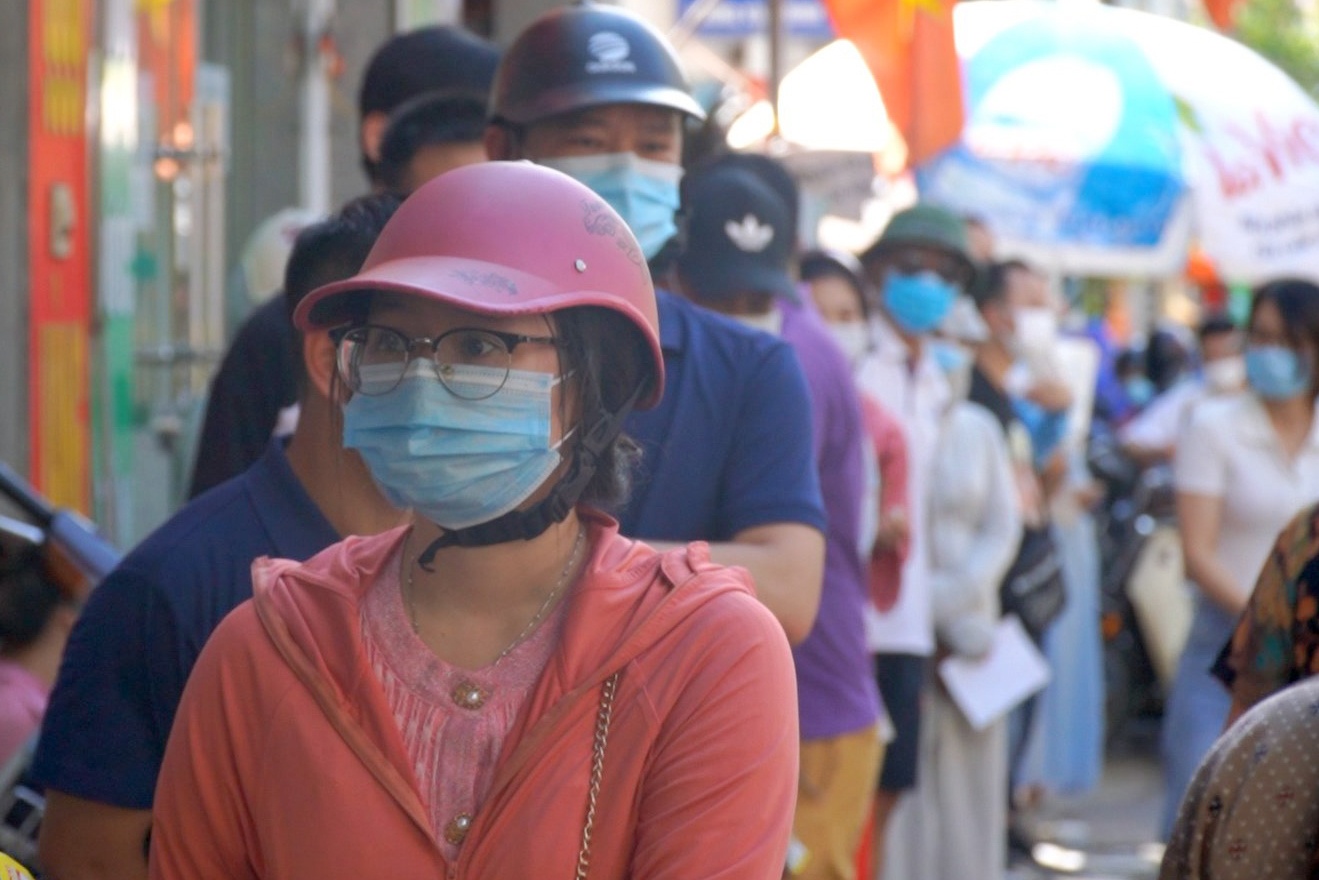 Tiem banh Trung thu de khach chen lan co the bi phat 20 trieu hinh anh