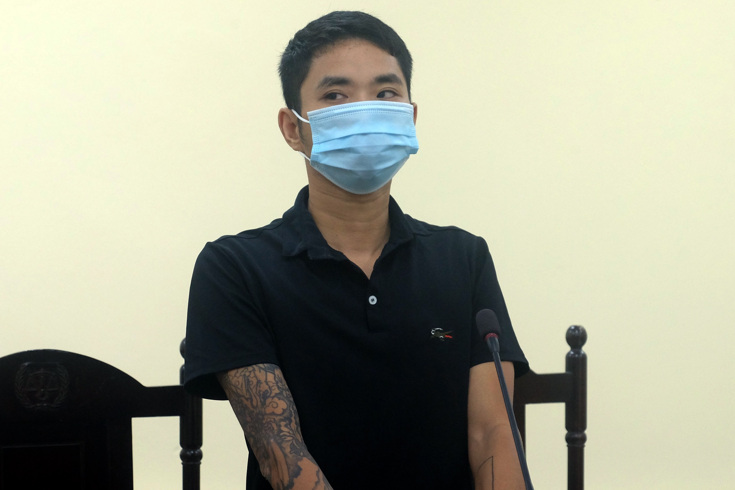 Danh can bo kiem dich anh 1