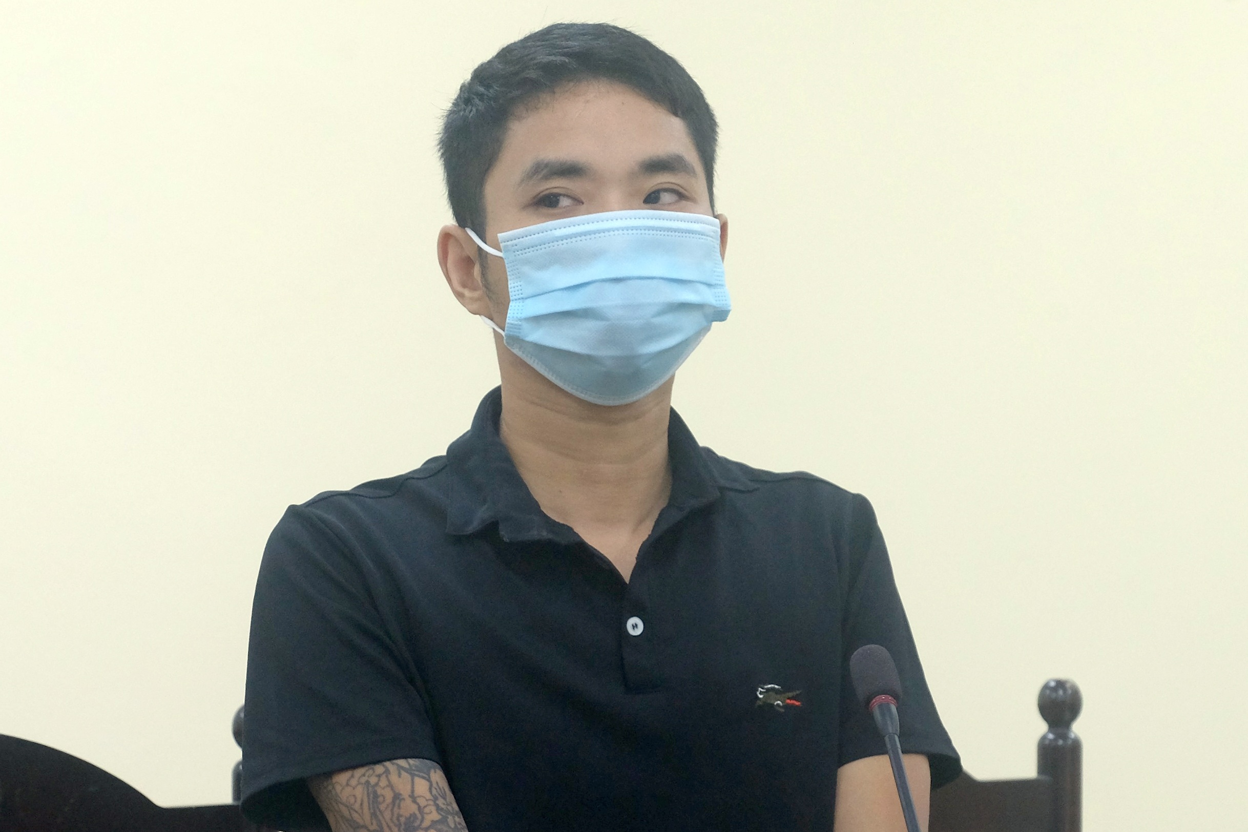 Phat tu thanh nien tum toc can bo chot kiem dich hinh anh