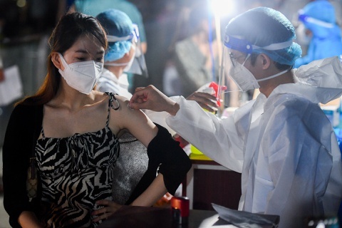 Tiem 2 mui vaccine, toi co phai xet nghiem khi den cong ty lam viec? hinh anh