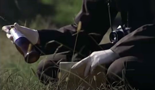 Vo chai bia giup canh sat lan ra ke sat hai gai ban dam anh 3