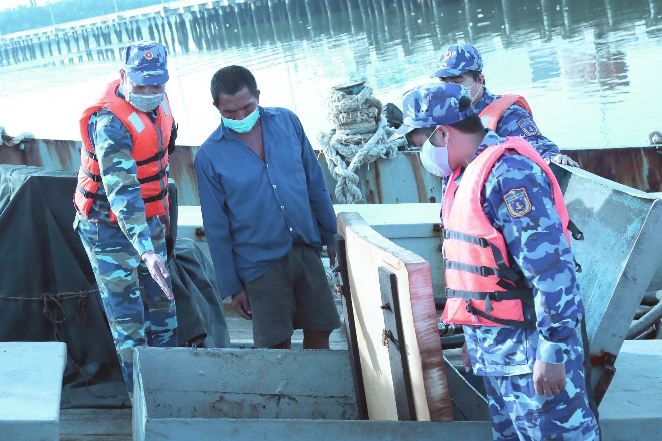 Phat hien tau cho 60.000 lit dau DO khong ro nguon goc hinh anh