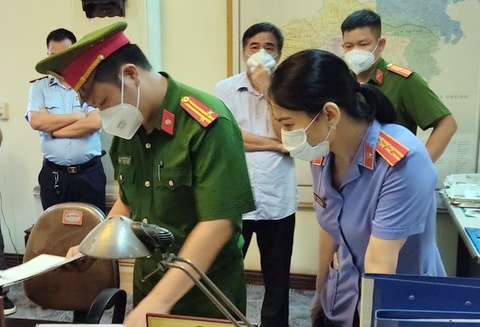 Truy to nguoi dan ba lua 'chay truong' hinh anh