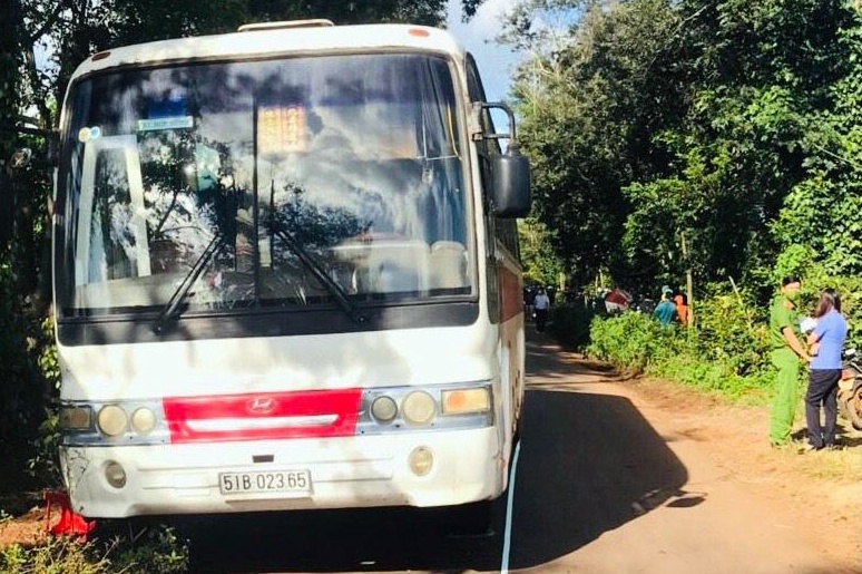 Ai chiu trach nhiem vu nam sinh tu vong do tai xe quen dong cua oto? hinh anh