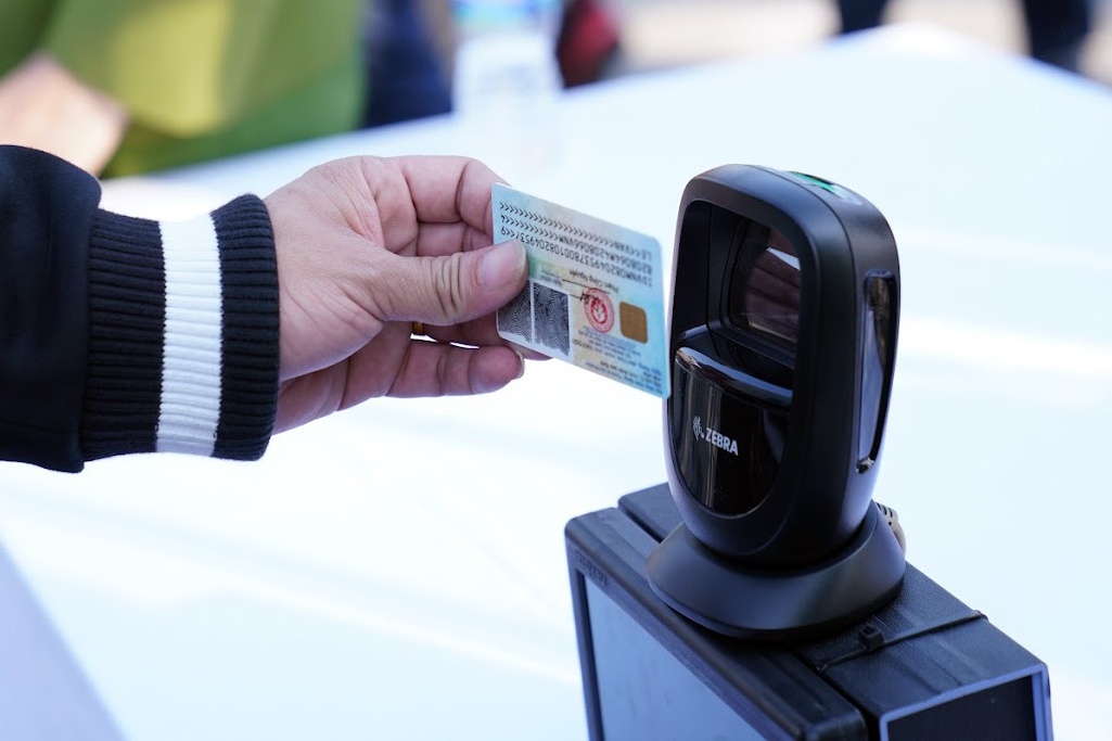 30 canh sat quet ma CCCD khan gia vao san co vu tuyen Viet Nam hinh anh