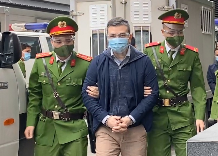 Canh sat dan giai cac bi cao lien quan sai pham tai cao toc 34.500 ty hinh anh