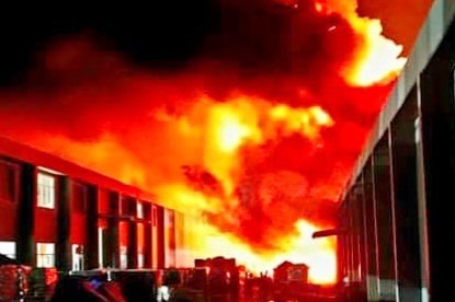 Hang chuc canh sat chua chay gan cho vai Ninh Hiep hinh anh