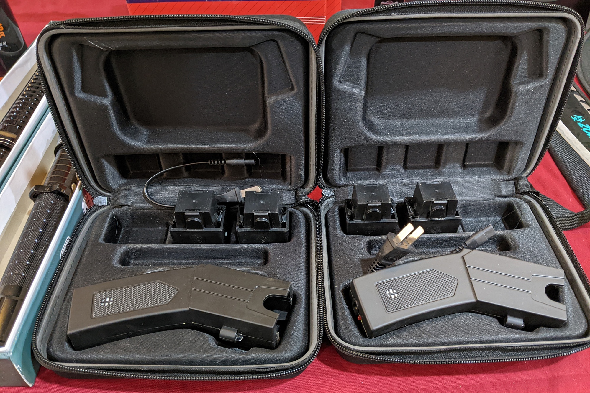 Cap vo chong livestream ban vu khi hinh anh