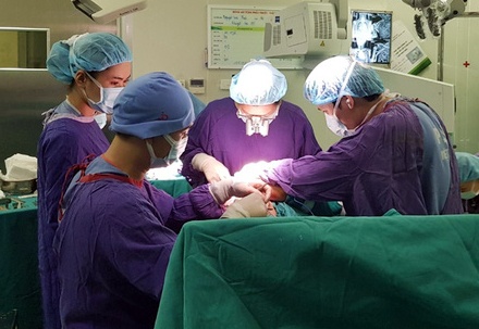 Canh sat hinh su Ha Noi dieu tra vu be gai co 9 di vat o so nao hinh anh