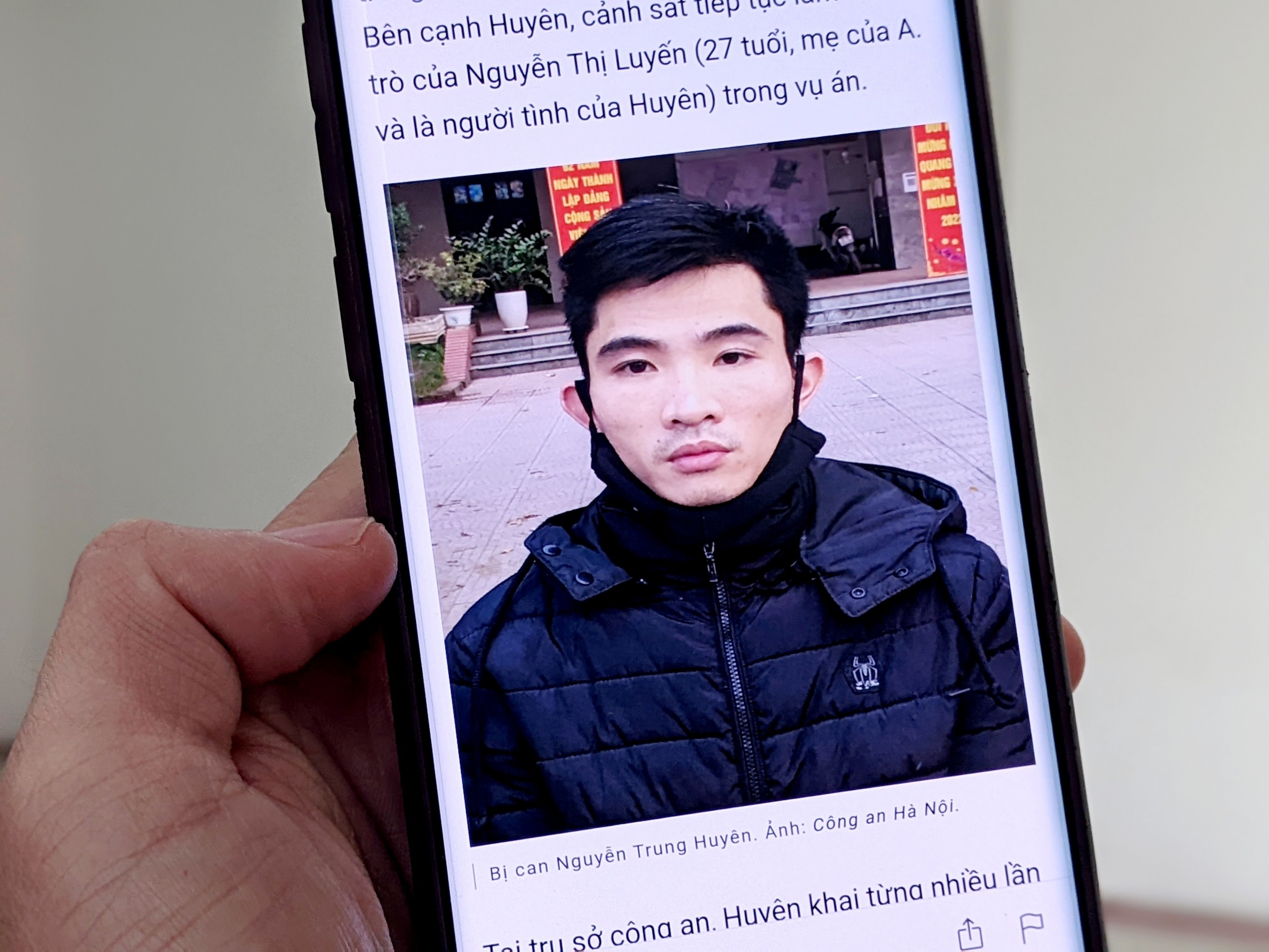 Tinh tiet tang nang doi voi ke dong dinh vao dau be gai 3 tuoi hinh anh