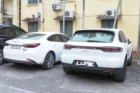 Thu giu xe sang Porsche khi kham nha trum tin dung den hinh anh