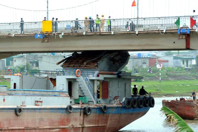 Sa lan cho xi mang dam vao cau Thai Binh hinh anh