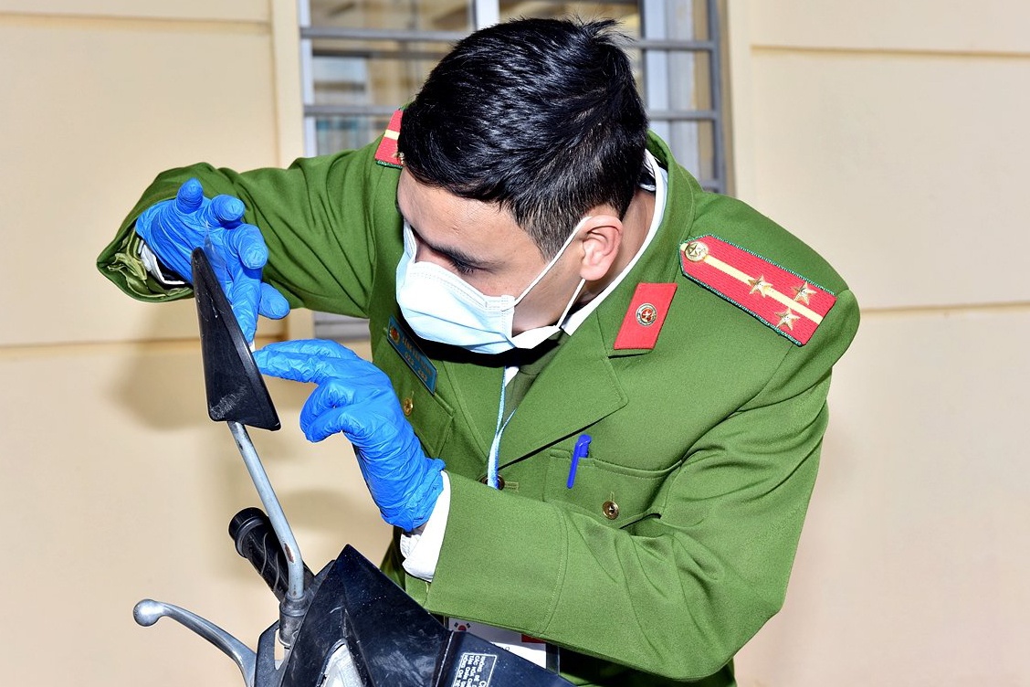Cảnh sát khám nghiệm hiện trường ảnh 1 Canh sat kham nghiem hien truong anh 1
