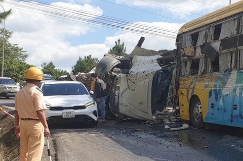 9 nguoi chet vi tai nan giao thong mung 5 Tet hinh anh