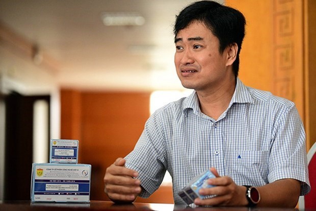 Khoi to can bo y te nhan tien cua Viet A thong qua tai khoan bo vo hinh anh