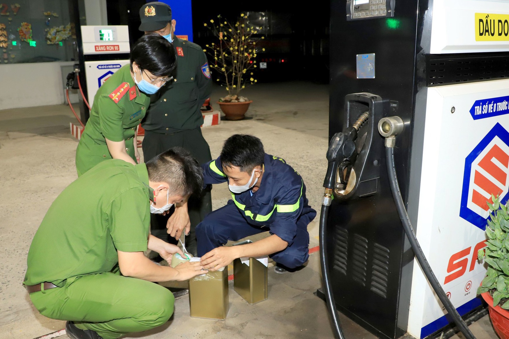 Loat dai gia bi de nghi truy to trong vu buon lau 204 trieu lit xang hinh anh