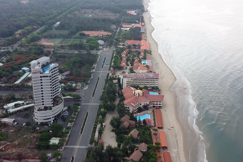 Du kho van phai doi doanh nghiep tra tien thue dat o bai tam Thuy Van hinh anh