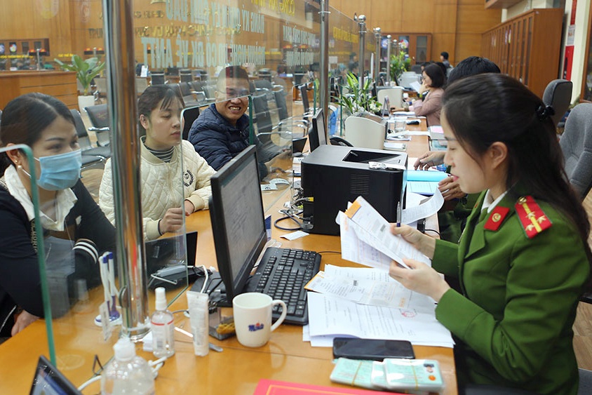 Co CCCD gan chip, nhieu noi van yeu cau chung thuc giay to hinh anh