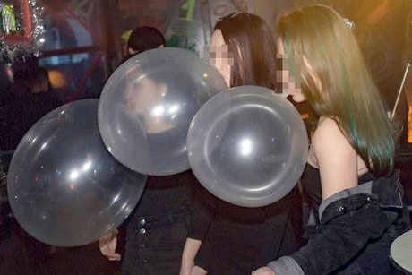 Mua ban, su dung bong cuoi bi xu ly ra sao? hinh anh