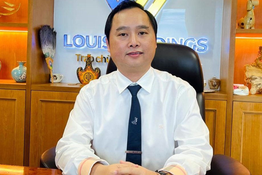 Bat chu tich Louis Holdings vi thao tung thi truong chung khoan hinh anh