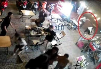 Thanh nien bi 'nguoi la' truy sat trong thuong o TP.HCM hinh anh