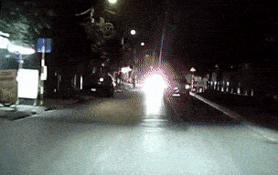 Tai xe danh lai tranh oto bat den chieu xa hinh anh