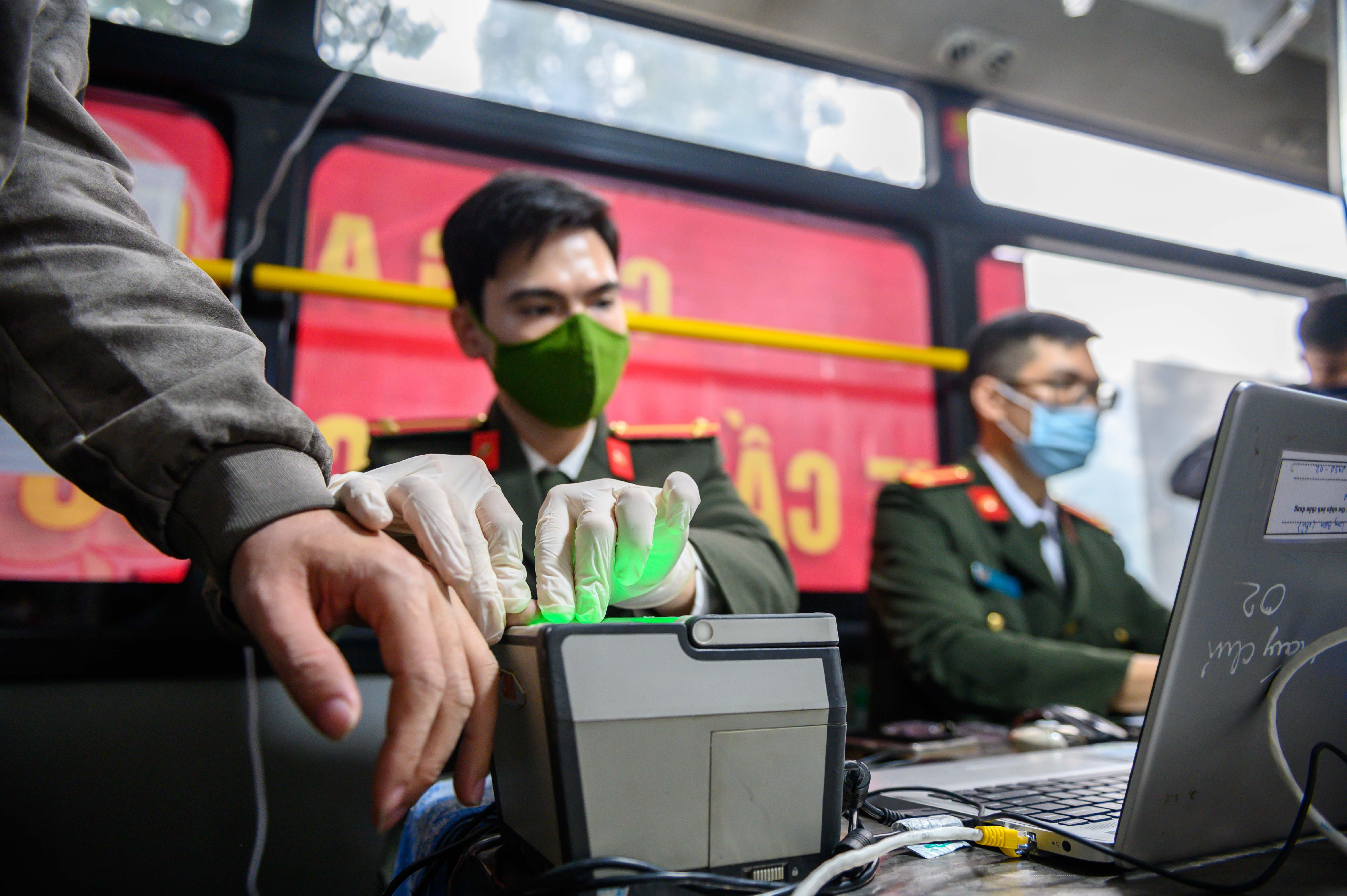 Can cuoc cong dan gan chip anh 1