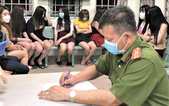 Nhieu tiep vien quan ca phe o Binh Duong du khach mua dam hinh anh