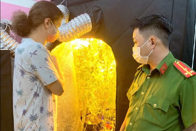 Truy to mot nguoi Nga trong can sa trong phong ngu hinh anh