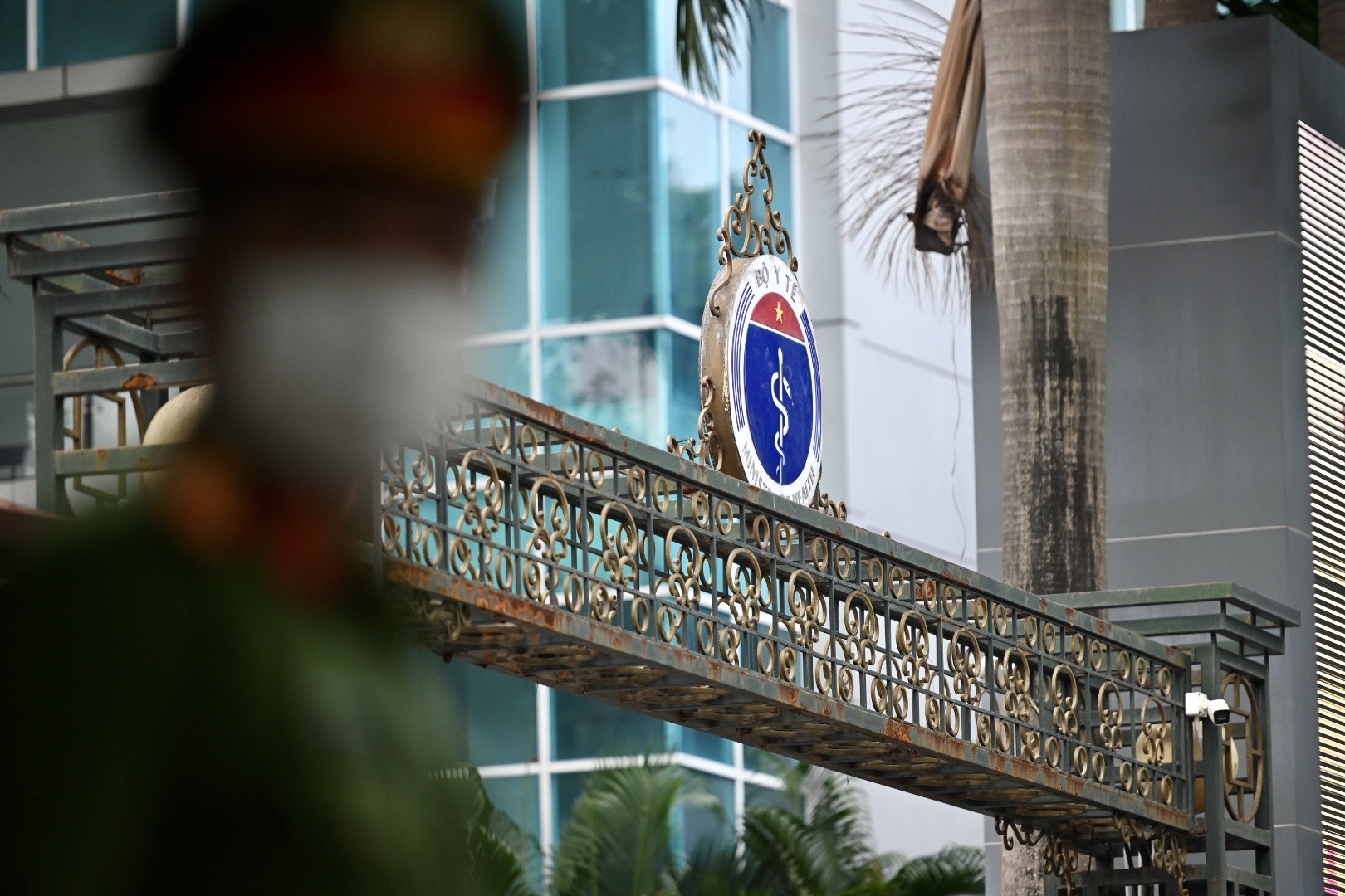 Cong an, kiem sat vien xuat hien tai tru so Bo Y te hinh anh